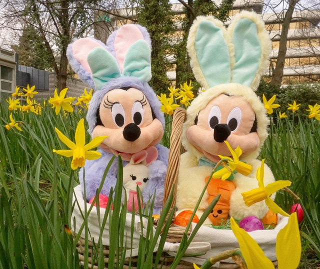 Micky und Minnie Maus als Osterhasen