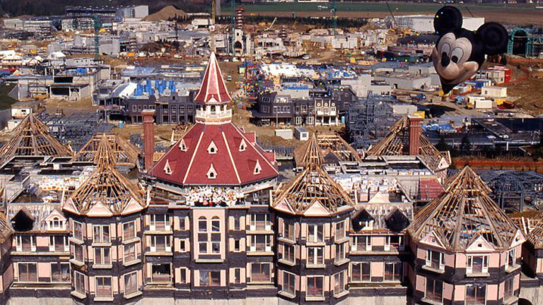Das Disneyland Hotel im Bau