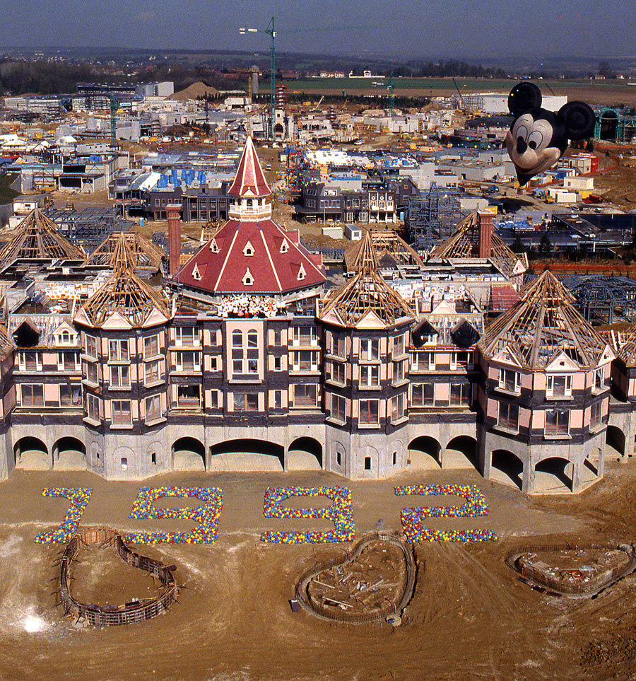Die Baustelle von Euro Disneyland mit dem halbfertigen Disneyland Hotel im Vordergrund