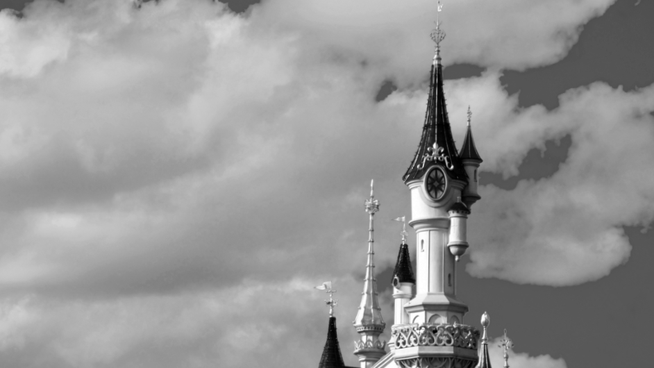 Das Dornröschenschloss in Disneyland Paris in Schwarz-weiß