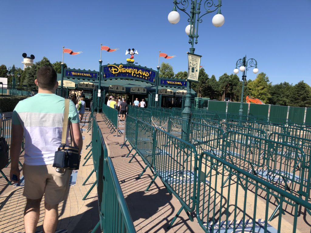 Zeit für Magie: Unser Recap zur Wiedereröffnung von Disneyland Paris 3 Disneyland Paris security social distance