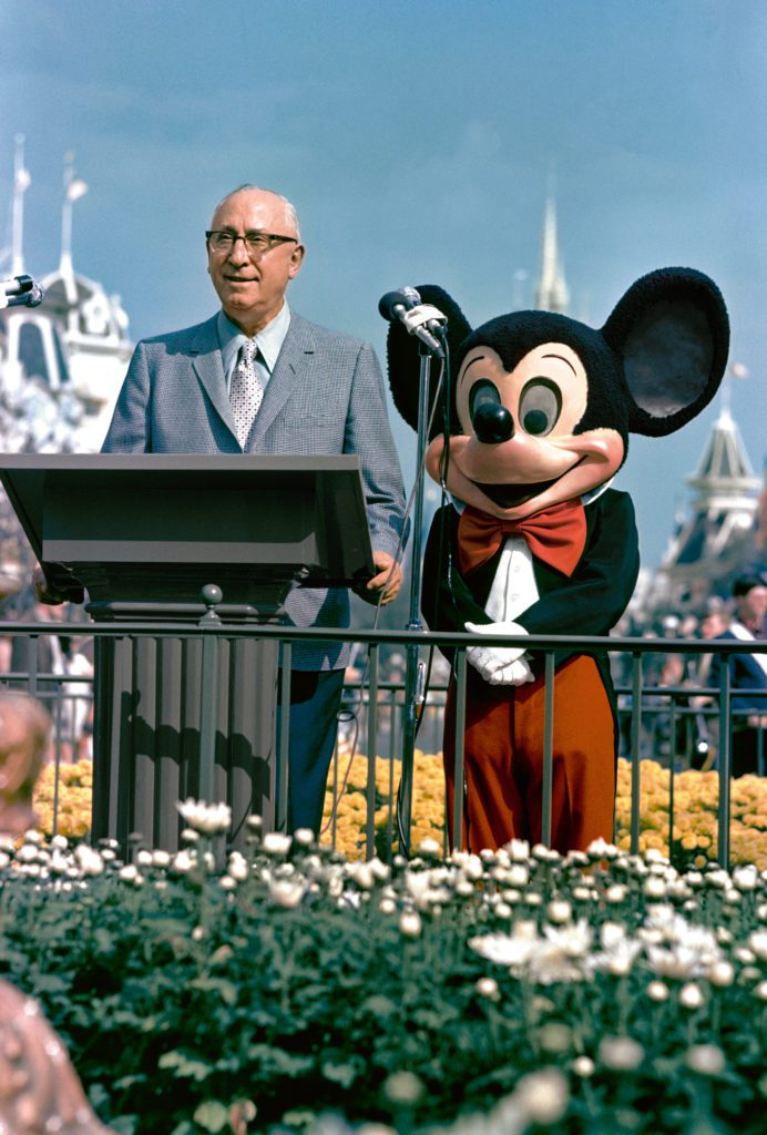Buch-Empfehlung: „Walt Disney's Disneyland“ - Die Entstehung von Walts großem Traum auf 328 Seiten! (Rezension) 10 Roy O. Disney und Micky Maus bei der Eröffnung von Walt Disney Worlds Magic Kingdom.