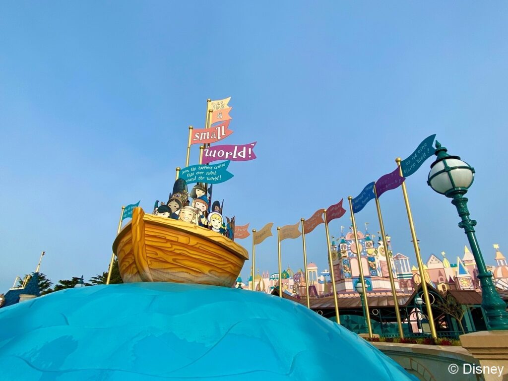 Der It's a Small World Brunnen vor der Attraktion