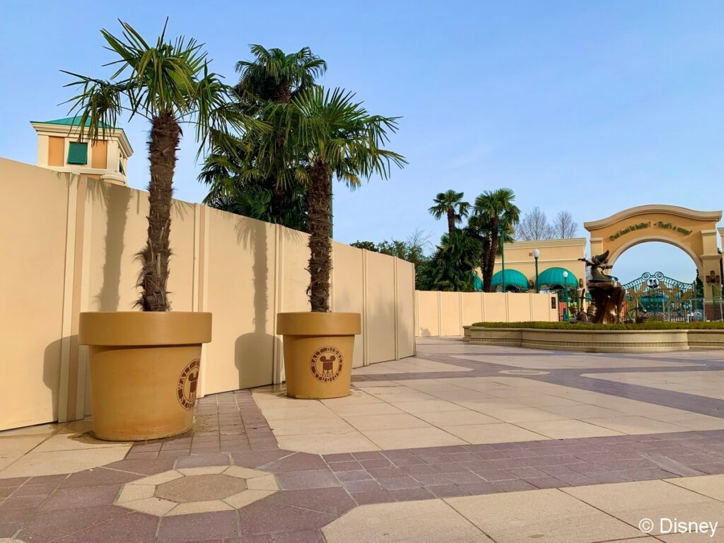Der wunderschöne Eingangsbereich in den Walt Disney Studios erhält einen neuen Boden
