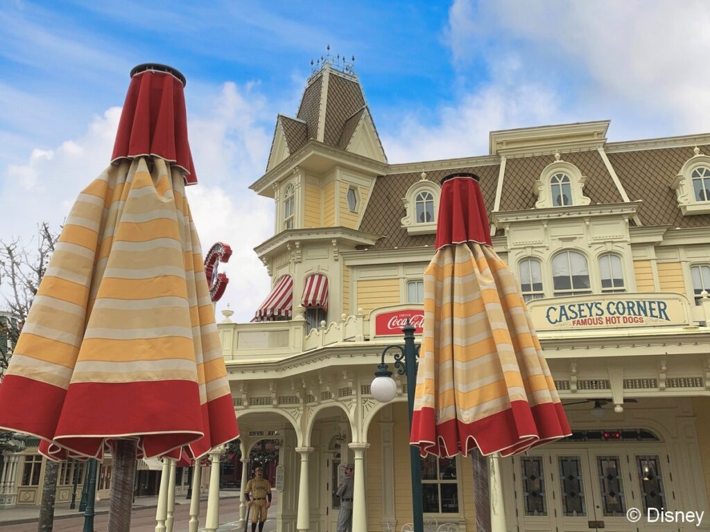 Neue Sonnenschirme für Casey's Corner auf der Main Street USA