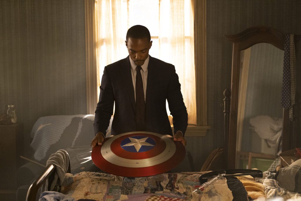 „Steve Rogers wäre stolz, dass unsere Serie nicht beschissen ist“ - Das war die Pressekonferenz zu THE FALCON AND THE WINTER SOLDIER 9 Sam Wilson mit Captain Americas Schild