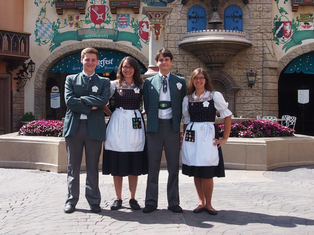 Disney CRP: Die Arbeit in Epcots Germany Pavilion - Cultural Representative Program 8 EPCOT Germany Cast Member Costumes in merchandise roles
