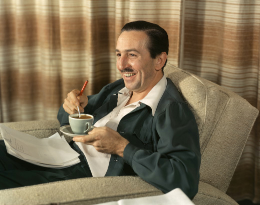Walts Whisky: Der Mann, sein Geschmack und sein Drink 3 Walt Disney und eine Tasse Kaffee (die im Disneyland seiner Ansicht nach nicht mehr als 10 Cent kosten sollte) © Disney