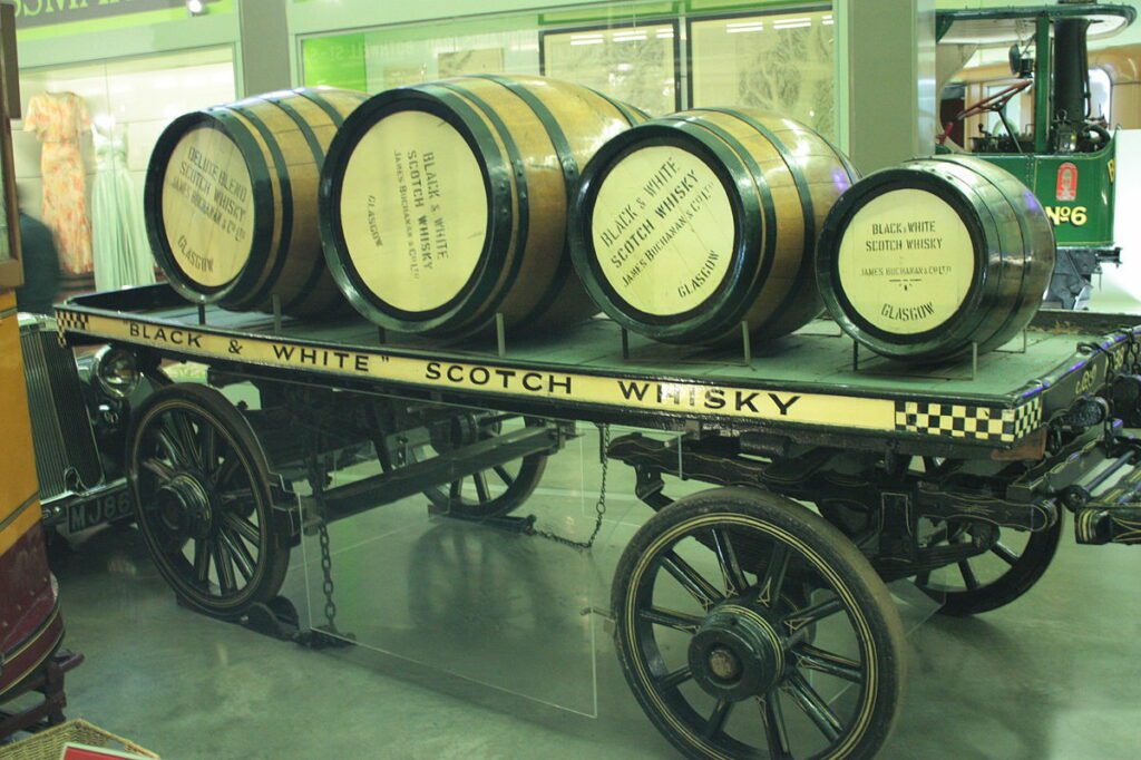 Walts Whisky: Der Mann, sein Geschmack und sein Drink 8 Fässer mit Black & White Scotch Whisky im Riverside Museum Glasgow