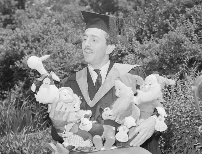 Walts Whisky: Der Mann, sein Geschmack und sein Drink 4 Walt Disney nimmt in Begleitung von Donald Duck, drei Zwergen und zwei Mäusen seinen Harvard-Ehrentitel an. © Disney