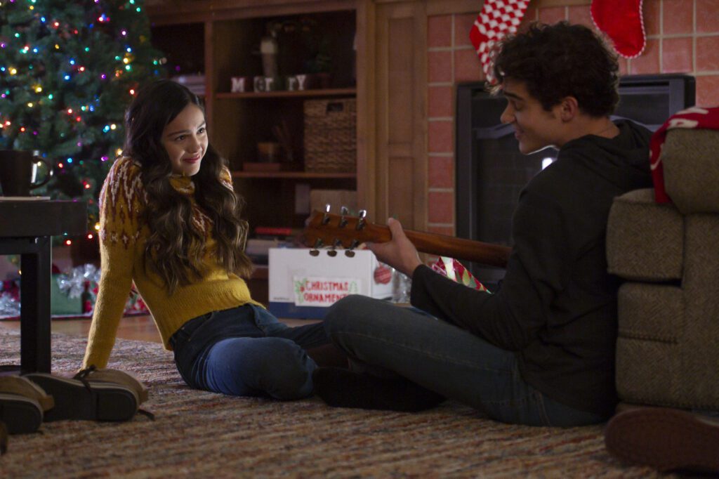 Olivia Rodrigo (Nini), Joshua Bassett (Ricky) in High School Musical