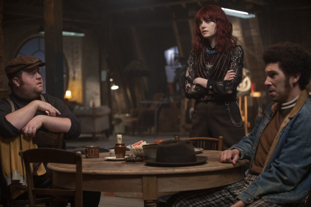 Cruella Review: Ein außergewöhnliches Meisterwerk in jeder Hinsicht, Darling! 3 Paul Walter Hauser als Horace, Emma Stone als Estella und Joel Fry als Jasper