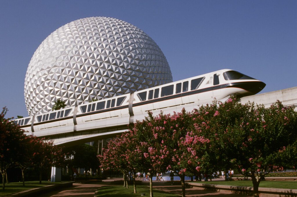 „Behind the Attraction“ Review: Hinter den Kulissen der Disney Parks mit den Imagineers 8 Monorail infront of Epcot's Spaceship Earth