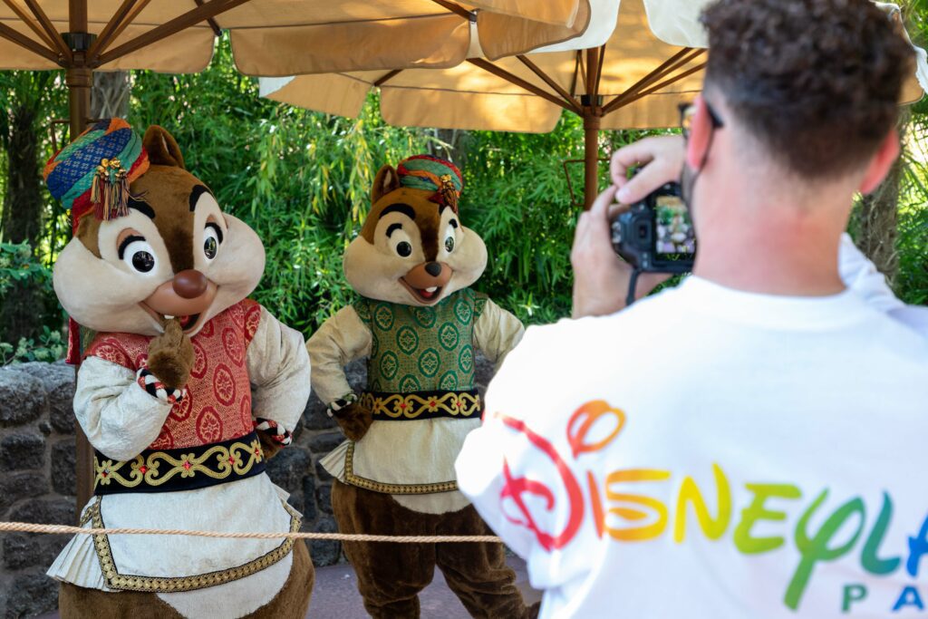 Disneyland Paris Selfie Spot with Chip 'n' Dale