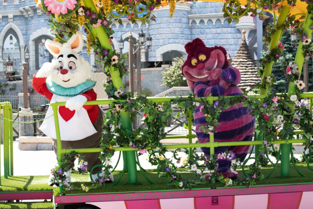 Disneyland Paris Cheshire Cat Train: Alice in Wonderland: White Rabbit and Cheshire Cat