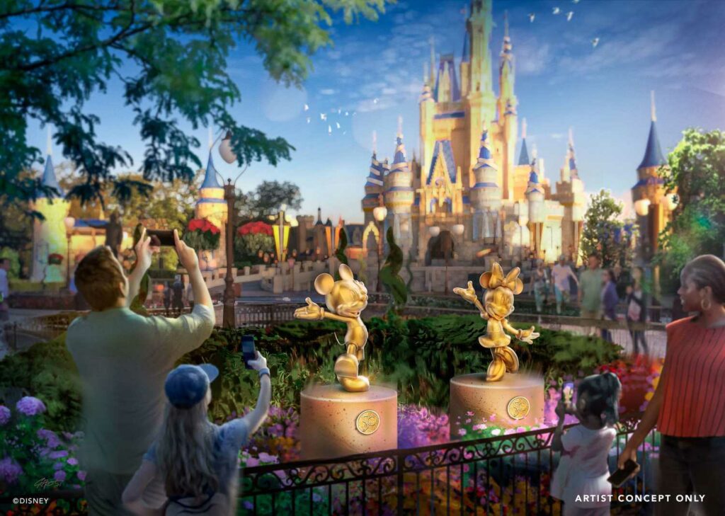 Highlights und Neuheiten zu Walt Disney Worlds 50. Jubiläum 7 Micky und Minnie Maus als goldene Statuen vor dem Cinderella Castle
