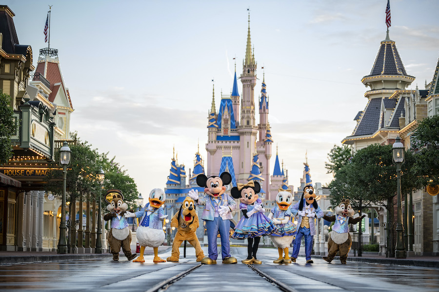 Micky, Minnie, Donald, Daisy, Goofy, Pluto sowie Chip und Chap in ihren neuen Outfits vor dem Cinderella Castle in Walt Disney World