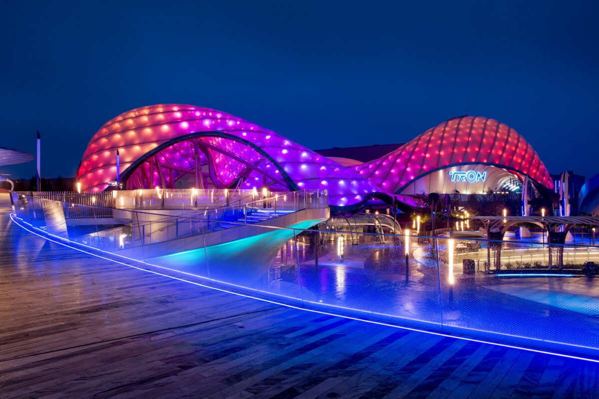 „Behind the Attraction“ Review: Hinter den Kulissen der Disney Parks mit den Imagineers 5 Shanghai Disneyland TRON Lightcycle Power Run