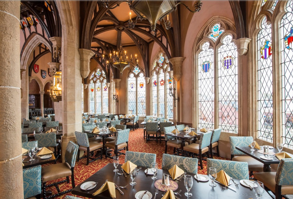 Vom drohenden Bankrott zum Welterfolg: Disneys Cinderella Story (1950) 24 Cinderella Castle Magic Kingdom