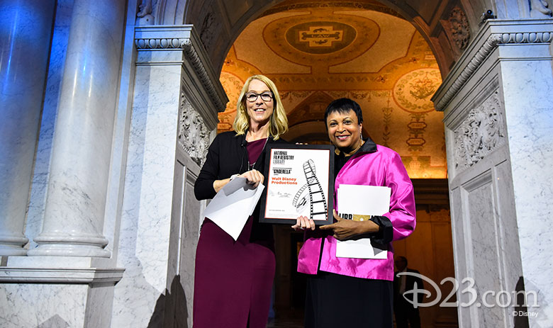 Vom drohenden Bankrott zum Welterfolg: Disneys Cinderella Story (1950) 15 Cinderella in den Disney Parks