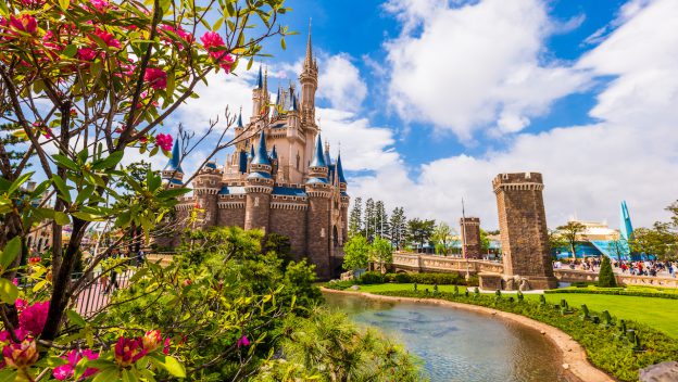 Vom drohenden Bankrott zum Welterfolg: Disneys Cinderella Story (1950) 23 Cinderella Castle in Tokyo Disneyland