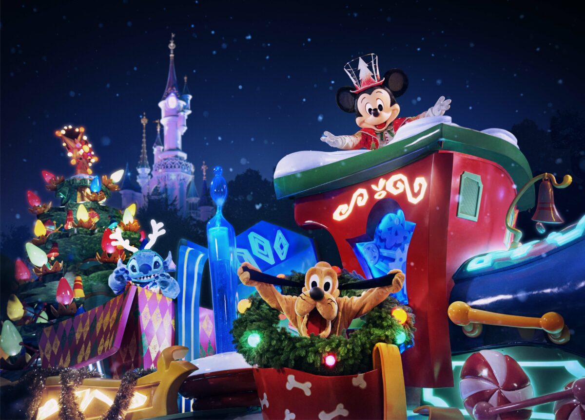 Micky Maus, Pluto und Stitch sind alle Teil der ausgezeichneten Mickey's Dazzling Christmas Parade