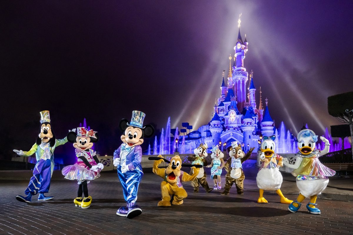 Neue Details & Programm zur Feier vom 30. Geburtstag von Disneyland Paris - inklusive innovativer Drohnen-Show! 5 Micky Maus und seine Freunde in neuen Outfits vor dem Disney Schloss