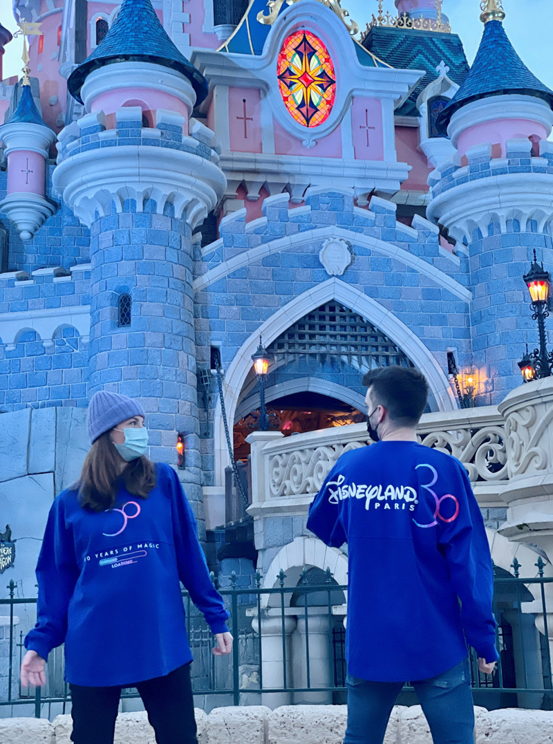 Disneyland Paris - Alle Programm Highlights, Neuheiten und Angebote zu der grandiosen Geburtstagsfeier zum 30. Jubiläum ab März 2022 9 Disneyland Paris 30 Anniversary Spirit Jersey