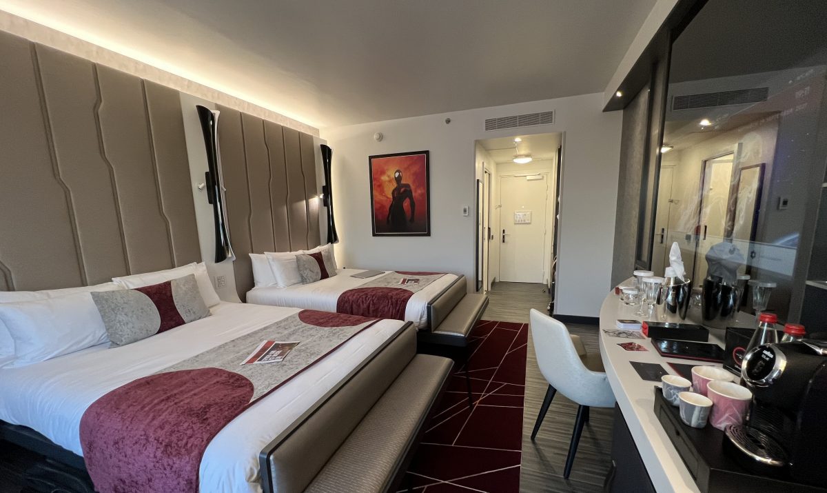 Disneyland Paris - Alle Programm Highlights, Neuheiten und Angebote zu der grandiosen Geburtstagsfeier zum 30. Jubiläum ab März 2022 23 Ein Superior Zimmer in Disneys Hotel New York - The Art of Marvel in Disneyland Paris