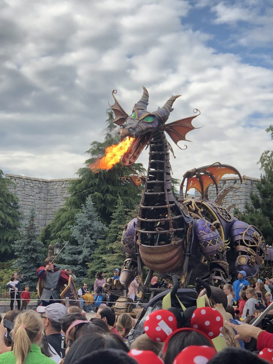 Disneyland Paris - Alle Programm Highlights, Neuheiten und Angebote zu der grandiosen Geburtstagsfeier zum 30. Jubiläum ab März 2022 7 Disney Stars on Parade Maleficent Dragon