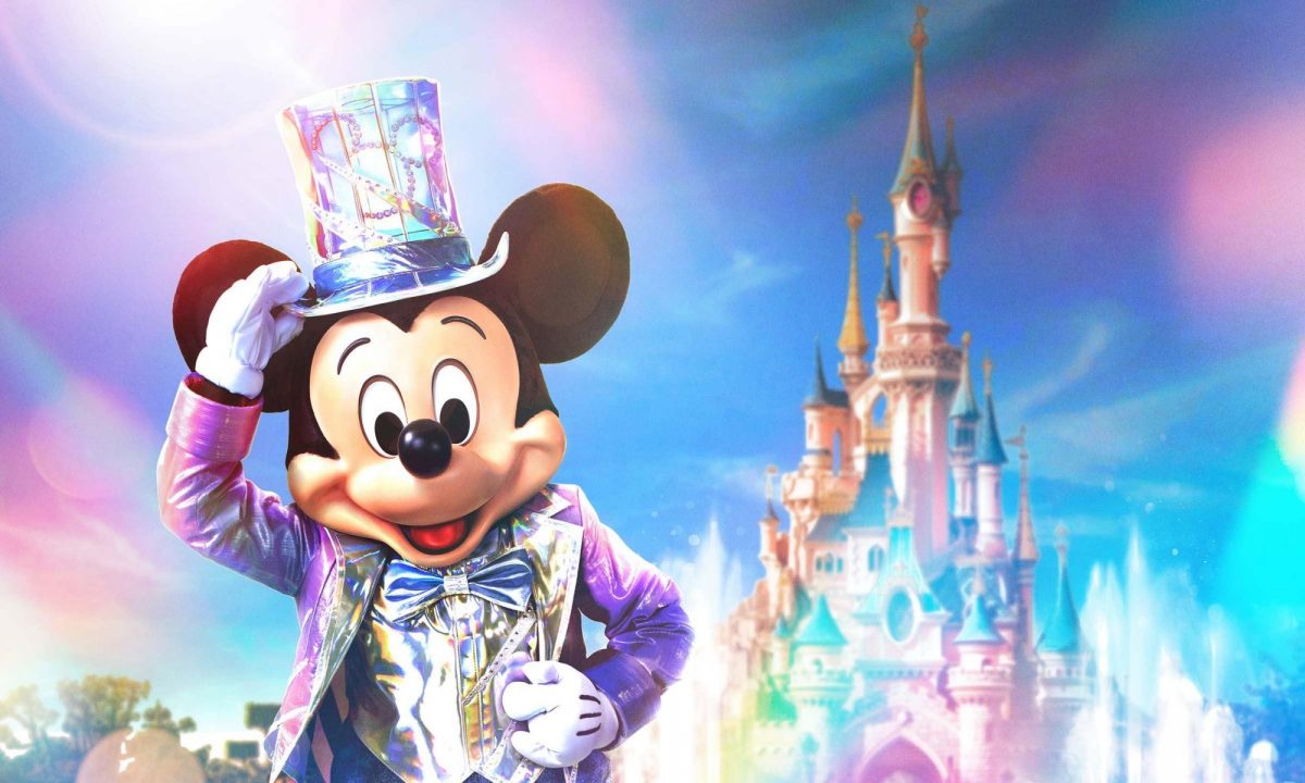 Micky Maus heißt euch vor dem Dornröschenschloss in Disneyland Paris willkommen