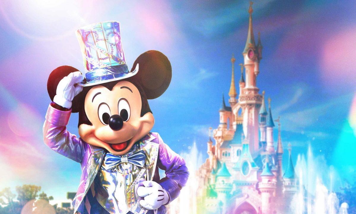 Gewinnspiel-Tipp: Mit Simba im Disney Channel eine Traumreise nach Disneyland Paris gewinnen und “Der König der Löwen” live sehen! 5 Micky Maus heißt euch vor dem Dornröschenschloss in Disneyland Paris zum 30. Jubiläum willkommen