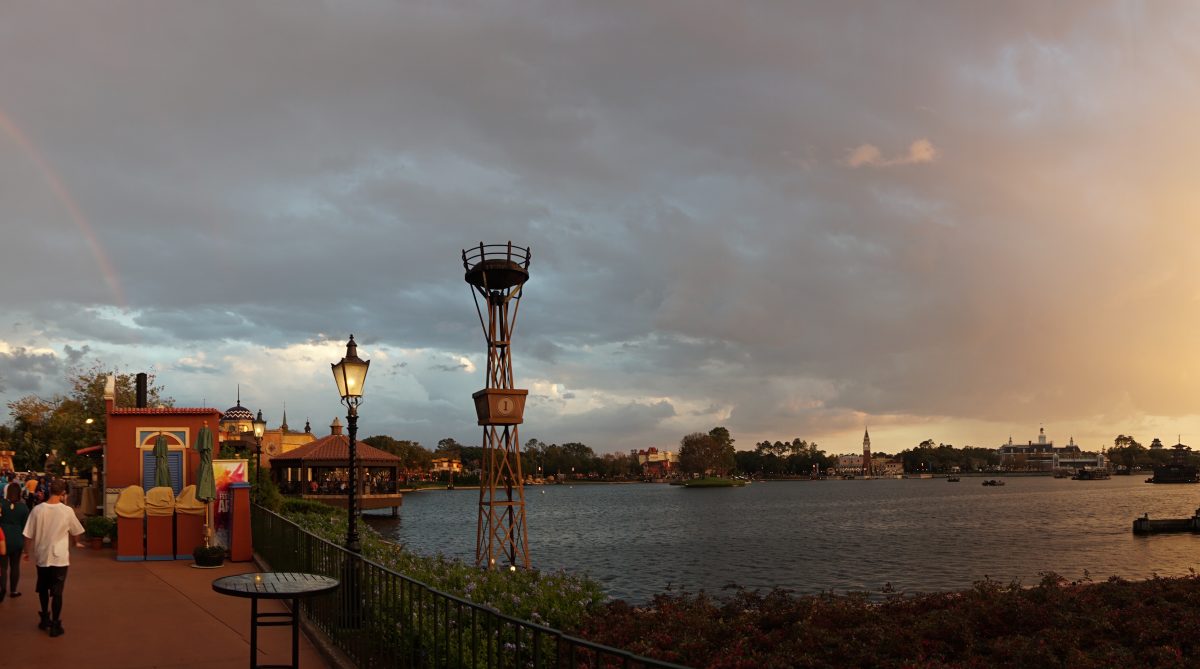UPDATE: JETZT BEWERBEN! Deutsche dürfen wieder in EPCOT arbeiten! Walt Disney Worlds Cultural Representative Program kehrt ab August 2022 zurück! 3 EPCOTs World Showcase zu Sonnenuntergang am Abend