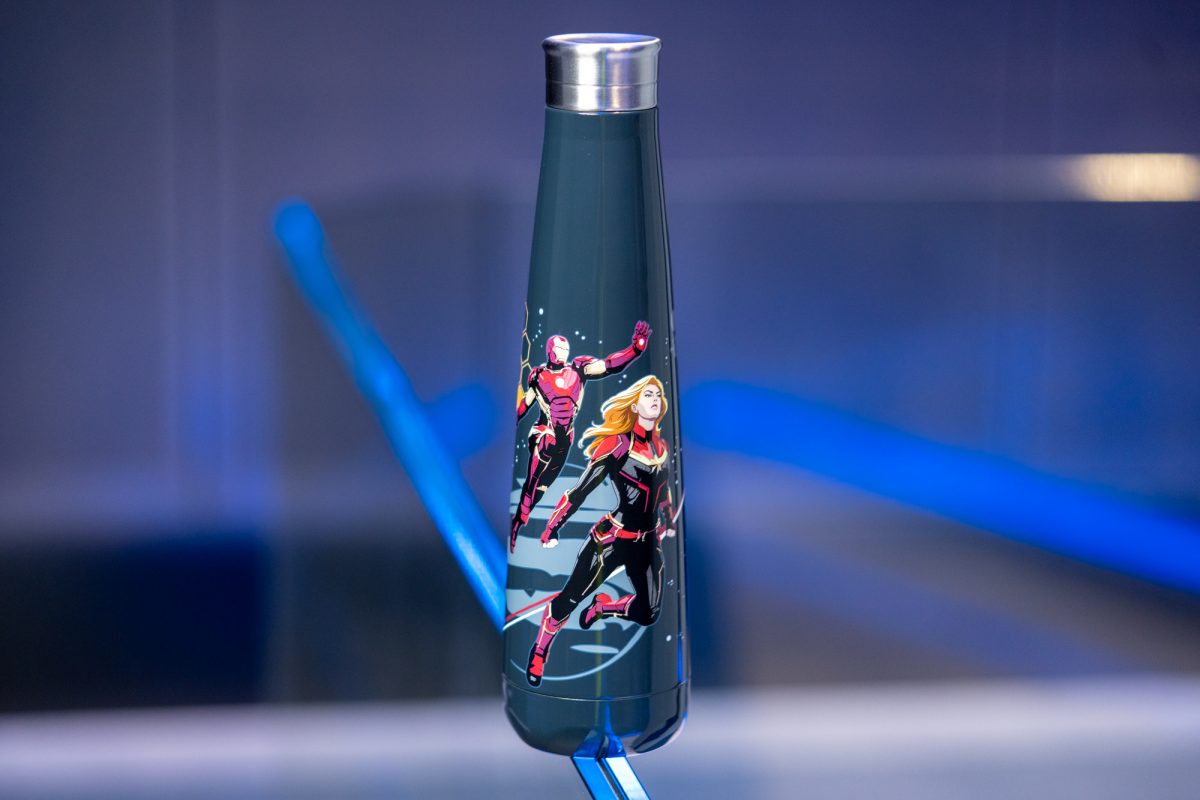 Die große Marvel AVENGERS CAMPUS Eröffnung am 20. Juli 2022 - Alle Details zum brandneuen Superhelden Land in Disneyland Paris! 45 Avengers Flasche Merchandise in Marvel Avengers Campus in Disneyland Paris