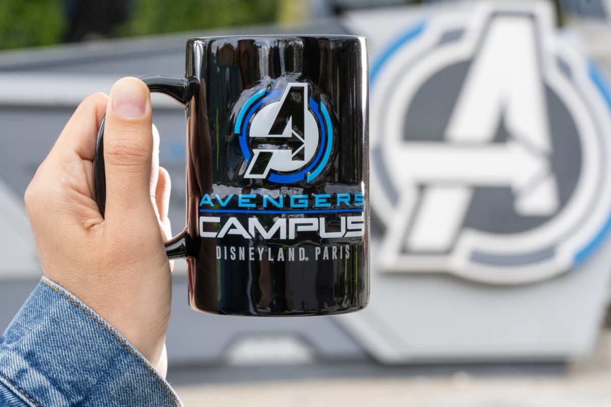 Die große Marvel AVENGERS CAMPUS Eröffnung am 20. Juli 2022 - Alle Details zum brandneuen Superhelden Land in Disneyland Paris! 44 Avengers Campus Tasse Merchandise in Marvel Avengers Campus in Disneyland Paris