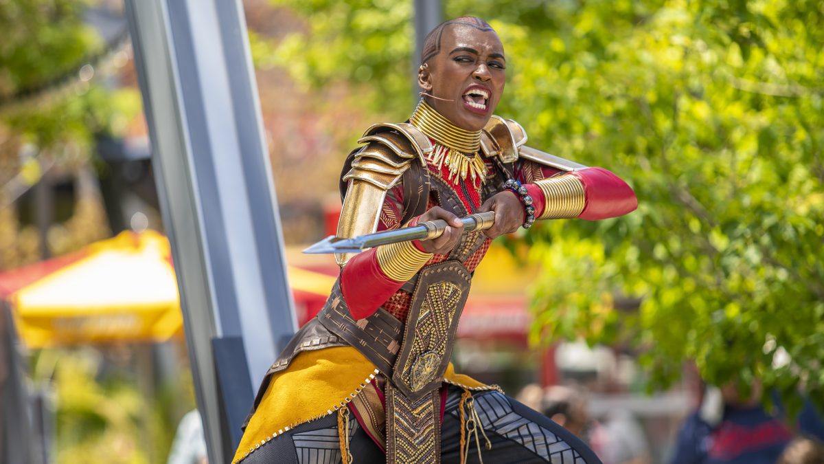 Die große Marvel AVENGERS CAMPUS Eröffnung am 20. Juli 2022 - Alle Details zum brandneuen Superhelden Land in Disneyland Paris! 15 Okoye in Marvel Avengers Campus in Disneyland Paris