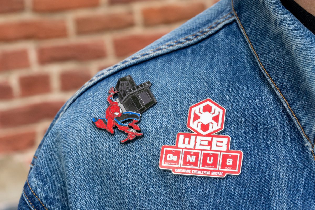 Die große Marvel AVENGERS CAMPUS Eröffnung am 20. Juli 2022 - Alle Details zum brandneuen Superhelden Land in Disneyland Paris! 42 Spider-Man und WEB Pins und Aufnäher Merchandise in Marvel Avengers Campus in Disneyland Paris