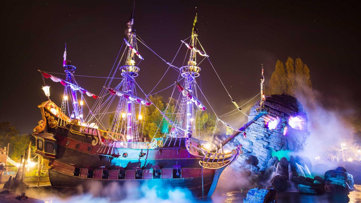 Adventure Isle, Pirate Galleon und Skull Rock im spukigen Nebel zu Halloween