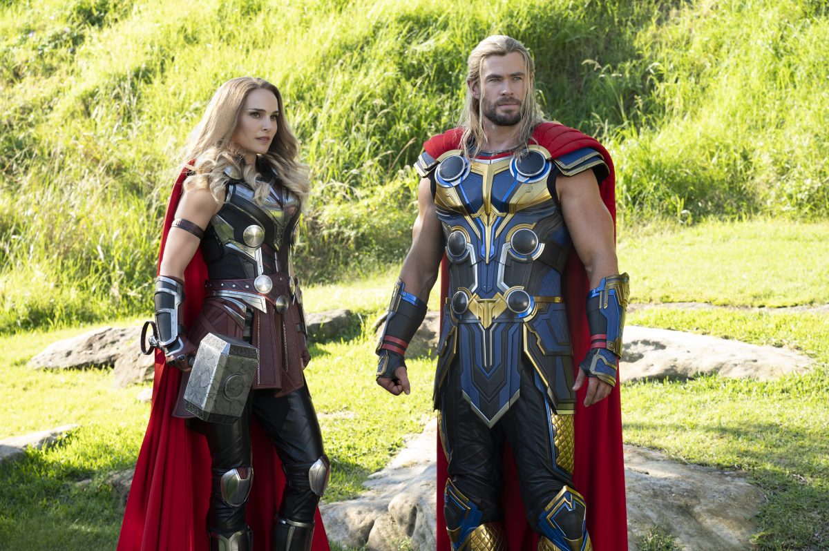 Natalie Portman und Chris Hemsworth als Jane Foster / Mighty Thor und Thor Odinson in Thor: Love and Thunder