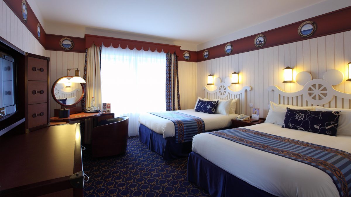 Disneyland Paris vergibt gratis Abos: Bis zu 1 Jahr kostenlos Disney+ streamen! 3 Newport Bay Club Hotelzimmer in Disneyland Paris