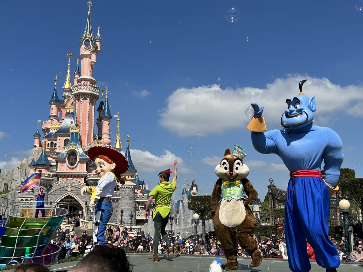 Gewinnspiel-Tipp: Mit Aladdin im Disney Channel eine traumhafte Reise nach Disneyland Paris gewinnen! 3 Dschinni und weitere Disney Freunde in der Disneyland Paris Show Dream... and Shine Brighter!