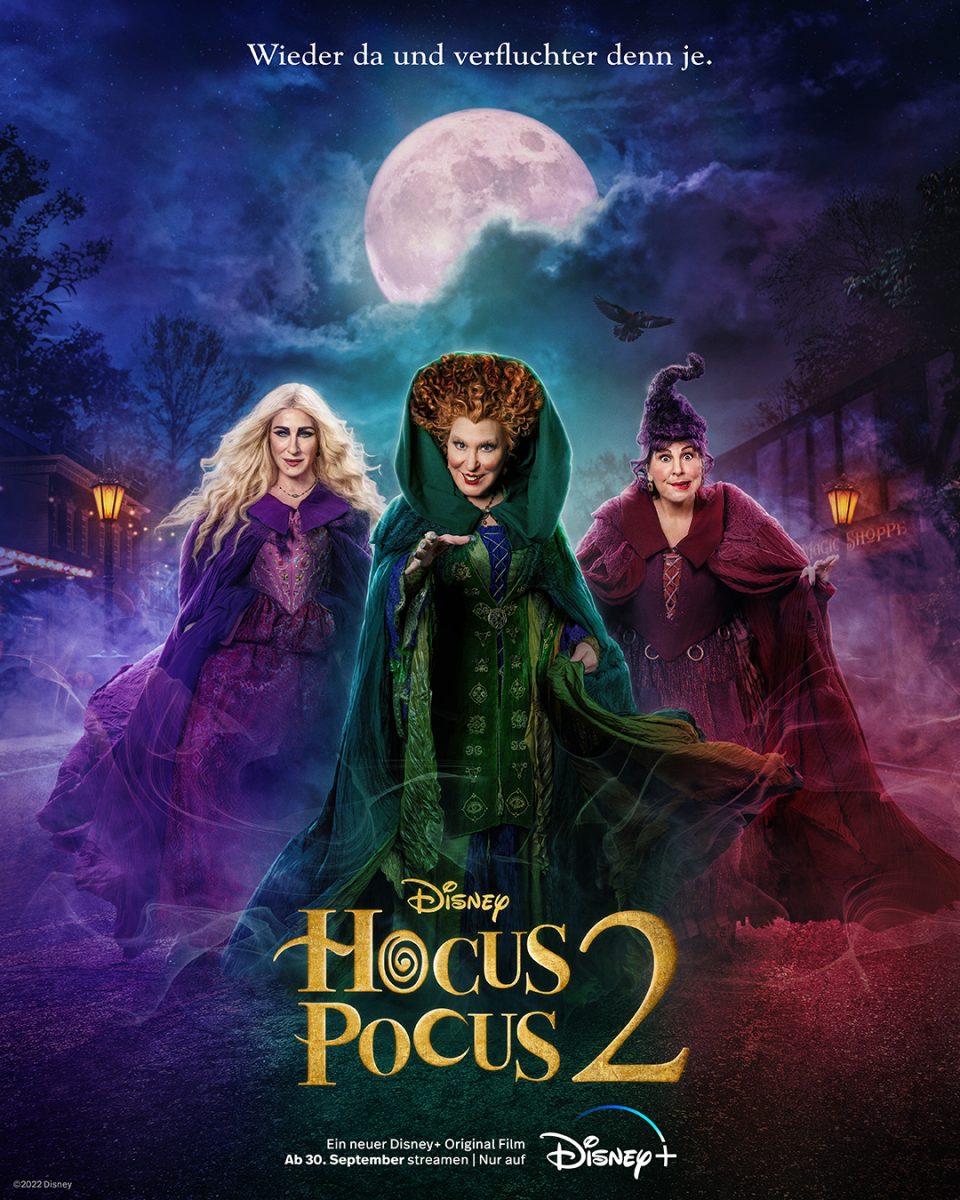 Hocus Pocus 2 Poster mit Bette Midler als Winifred, Sarah Jessica Parker als Sarah und Kathy Najimy als Mary Sanderson - den neuen Halloeen-Film ab 30. September 2022 auf Disney+ streamen.