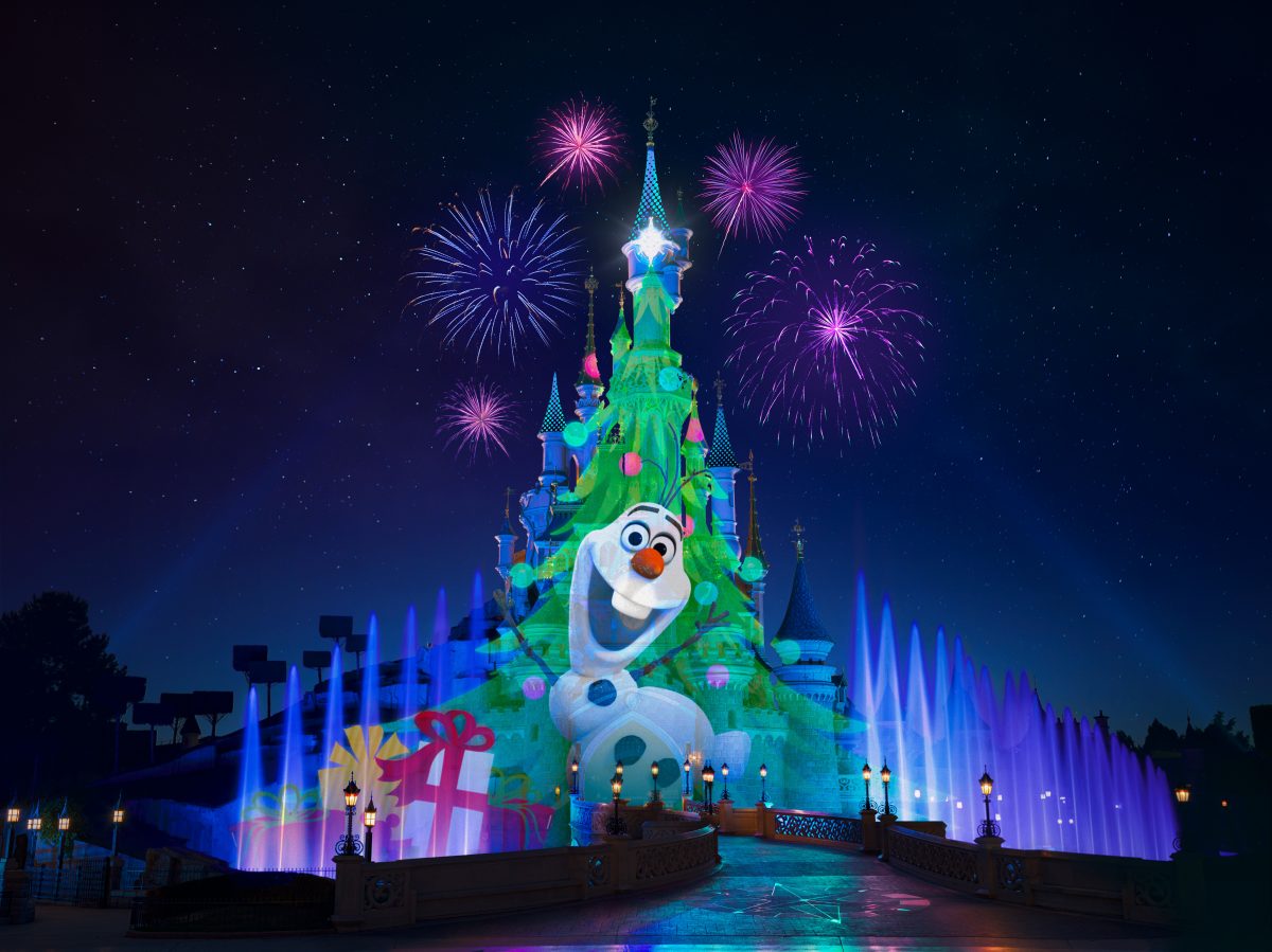 Olaf aus "Frozen" führt euch durch das grandiose Feuerwerkspektakel "Disney Dreams! of Christmas"