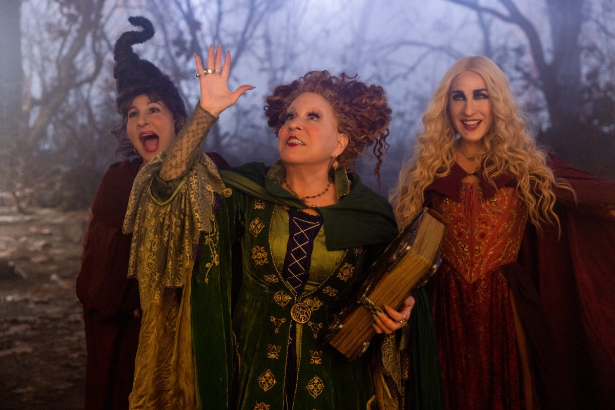 Kathy Najimy als Mary Sanderson, Bette Midler als Winifred Sanderson und Sarah Jessica Parker als Sarah Sanderson in HOCUS POCUS 2 auf Disney+