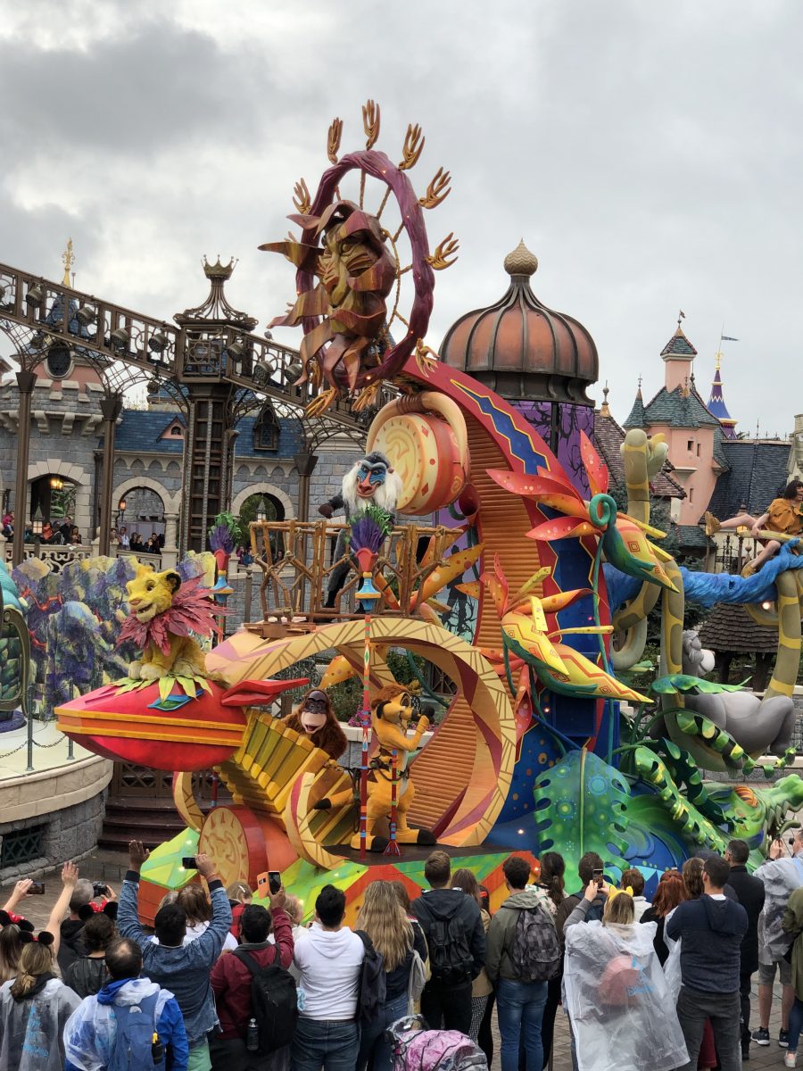 Gewinnspiel-Tipp: Mit Simba im Disney Channel eine Traumreise nach Disneyland Paris gewinnen und “Der König der Löwen” live sehen! 3 Simba, Rafiki und Timon in der Disney Stars on Parade in Disneyland Paris