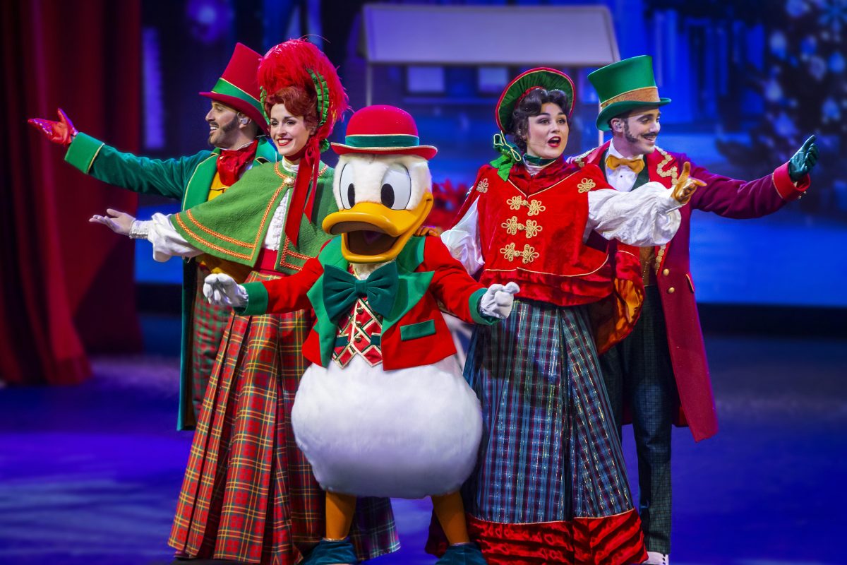 Ein Weihnachtsmärchen in Disneyland Paris: magische Feiertag vom 12. November 2022 bis zum 8. Januar 2023! 8 Donald Duck singt Weihnachtslieder