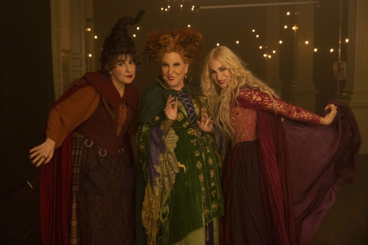 Kathy Najimy als Mary Sanderson, Bette Midler als Winifred Sanderson und Sarah Jessica Parker als Sarah Sanderson in HOCUS POCUS 2 auf Disney+