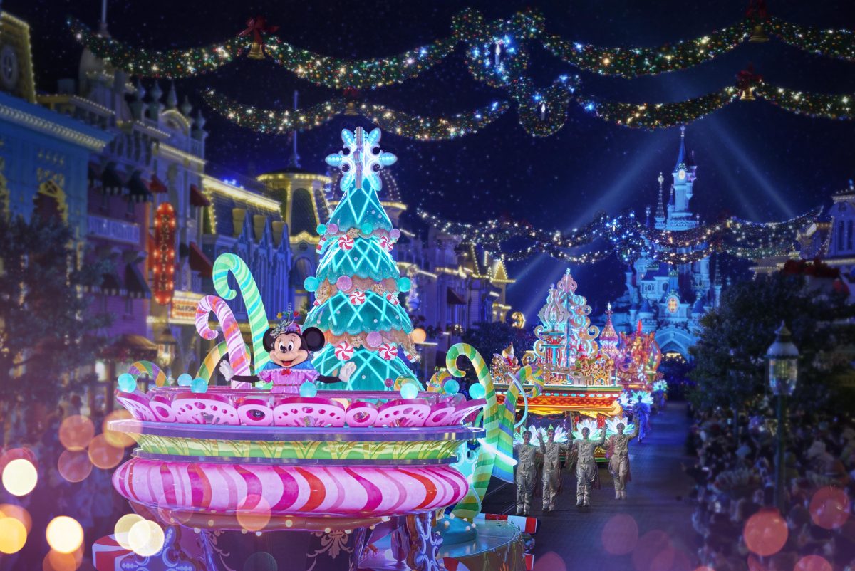 Mickys funkelnde Weihnachtsparade fährt durch den Disneyland Park