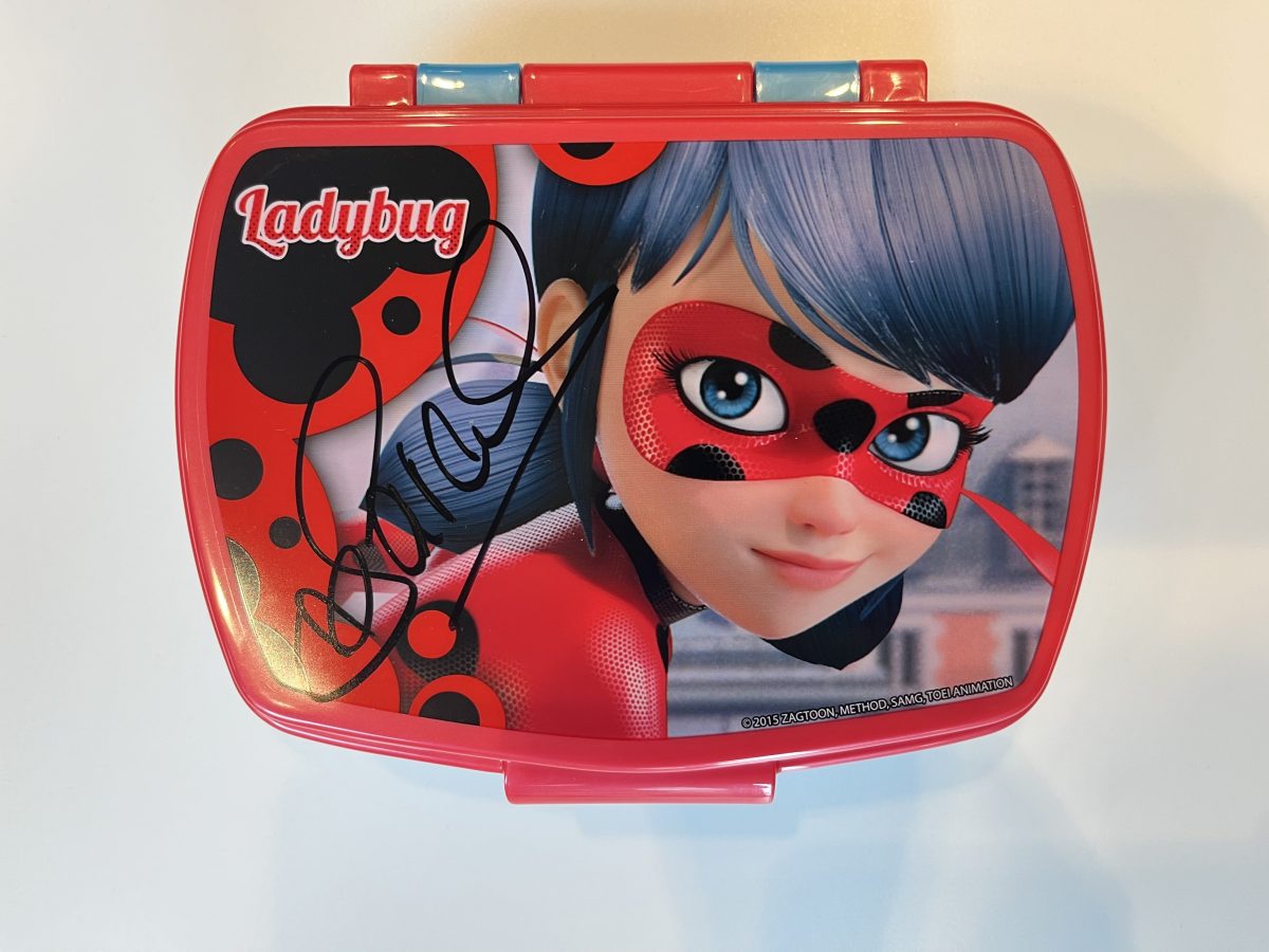Gewinnspiel zum MIRACULOUS TAG und Staffelstart am 12. November im Disney Channel – Gewinnt von Sarah Engels signiertes Fanpaket! 5 Von Sarah Engels signierte Ladybug Brotdose
