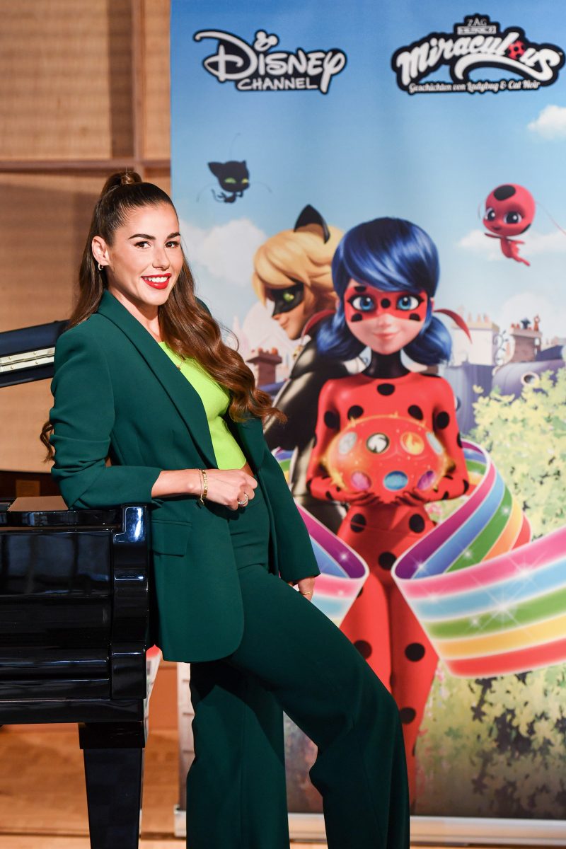Gewinnspiel zum MIRACULOUS TAG und Staffelstart am 12. November im Disney Channel – Gewinnt von Sarah Engels signiertes Fanpaket! 4 Sarah Engels moderiert den Miraculous Tag im Disney Channel am 12. November 2022 und ist Marinettes und Ladybugs Gesangstimme im Kinofilm